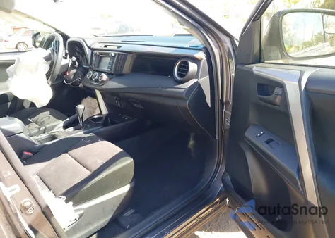 2017 Toyota Rav4 Le z USA, uszkodzony, nr VIN JTMBFREV3HJ123040